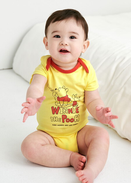 BABY迪士尼Q彈棉質包屁衣-維尼與小豬-黃色1