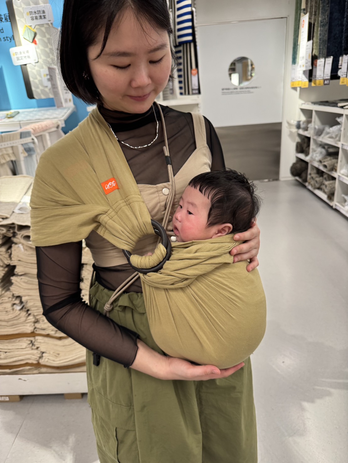 邊背邊逛宜家